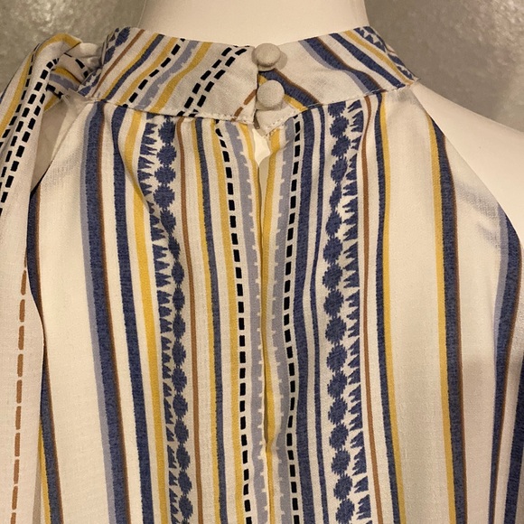 Gilli Pinstriped Sleeveless Blouse w/Tie - Picture 6 of 10